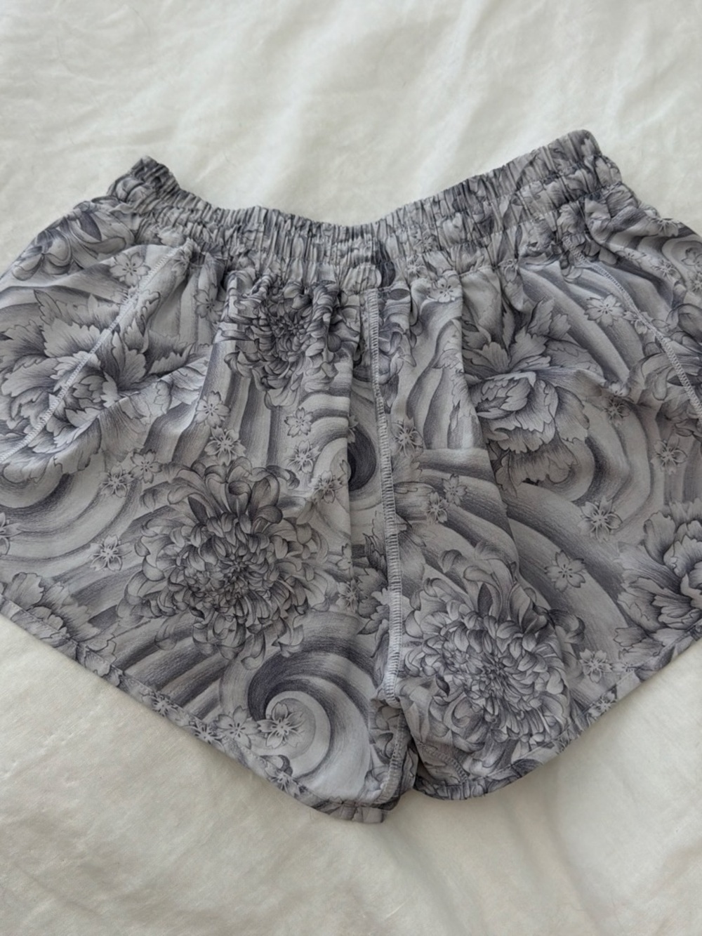 Lululemon Gray Floral Hotty Hot II 2.5